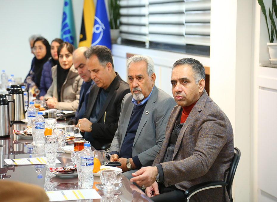 بازدید رئیس اتاق بازرگانی قزوین از شرکت گروه بهداشتی فیروز