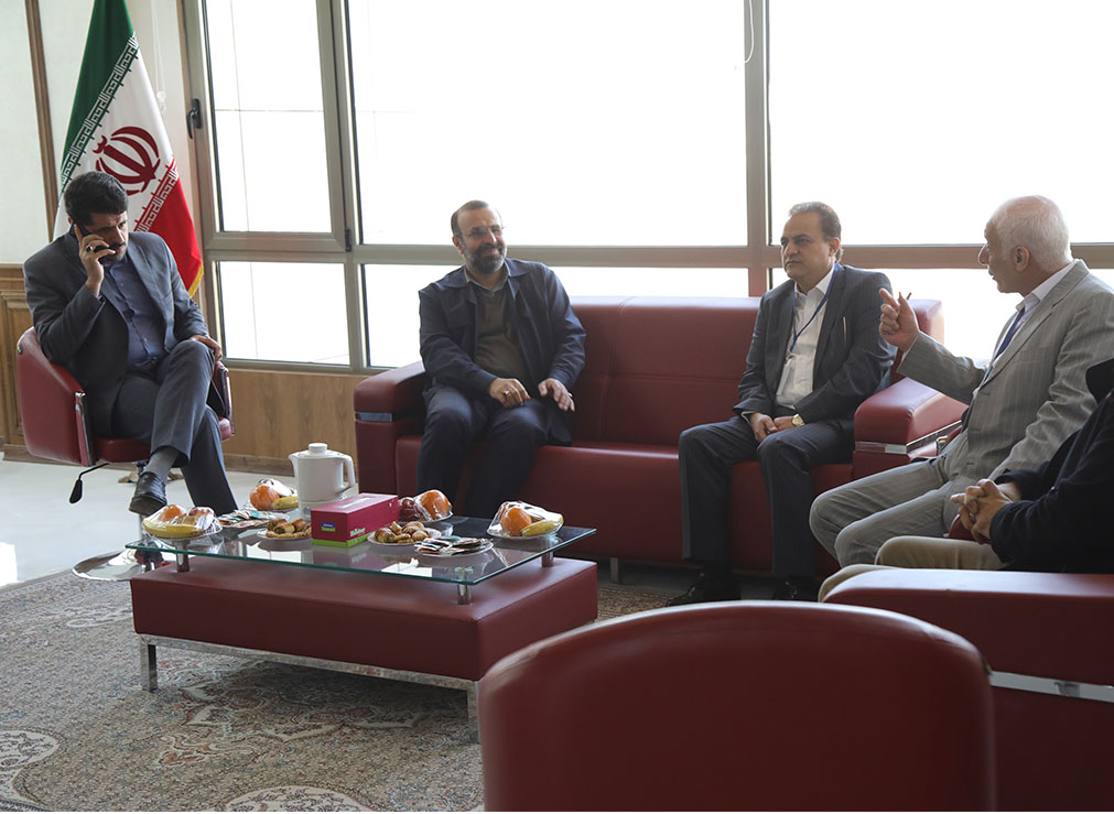 صبح امروز انتخابات داوطلبین عضویت در ششمین دوره هیات نمایندگان اتاق بازرگانی، صنایع، معادن وکشاورزی قزوین آغاز شد.عکس کمکی شماره7