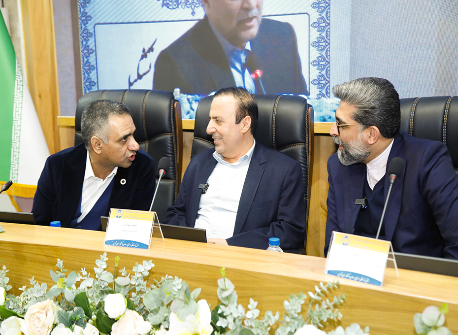 ظهر چهارشنبه، آیین گرامیداشت بیست ودومین سالروزتشکیل اتاق بازرگانی قزوین،برگزاری نخستین جشنواره وکیل التجار،مراسم تجلیل ازصادرکنندگان نمونه ملی و  استانی سال ۱۴۰۲ درسالن وکیل التجاربرگزارشد.عکس کمکی شماره3