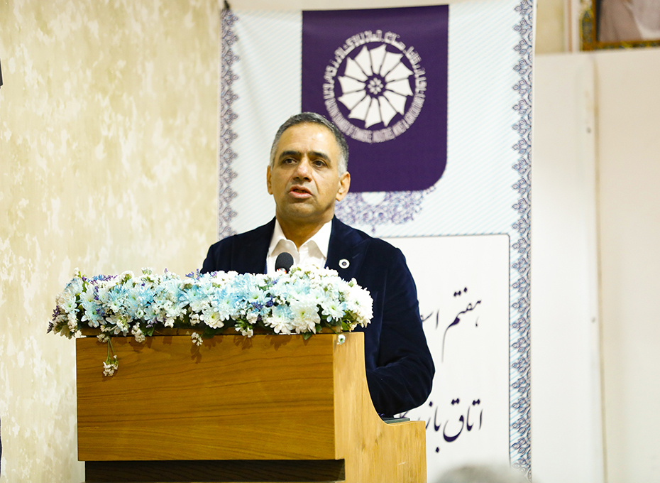 ظهر چهارشنبه، آیین گرامیداشت بیست ودومین سالروزتشکیل اتاق بازرگانی قزوین،برگزاری نخستین جشنواره وکیل التجار،مراسم تجلیل ازصادرکنندگان نمونه ملی و  استانی سال ۱۴۰۲ درسالن وکیل التجاربرگزارشد.عکس کمکی شماره4