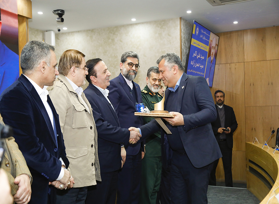 درپایان مراسم سالروز تشکیل اتاق بازرگانی قزوین  تقدیر از برگزیدگان نخستین جشنواره وکیل التجاراستان قزوین صورت گرفتعکس کمکی شماره2