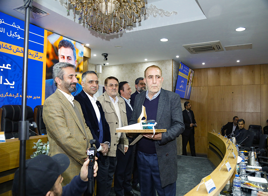 درپایان مراسم سالروز تشکیل اتاق بازرگانی قزوین  تقدیر از برگزیدگان نخستین جشنواره وکیل التجاراستان قزوین صورت گرفتعکس کمکی شماره3