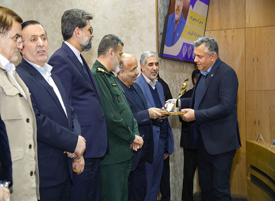  دراین مراسم از  بیست وسه تن ازصادرکنندگان استانی تقدیر به عمل آمد .عکس کمکی شماره4