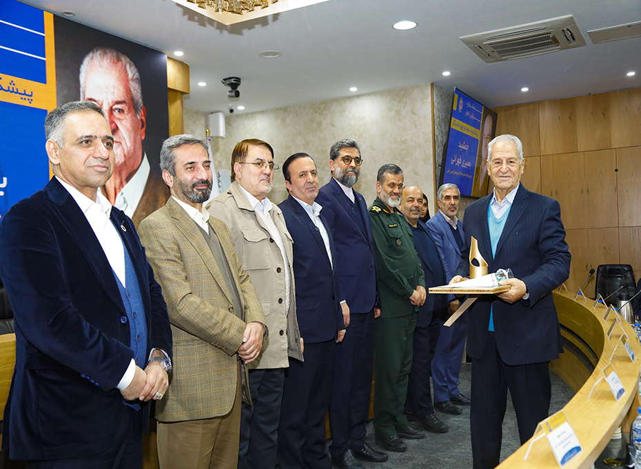 در پایان مراسم سالروز تشکیل اتاق بازرگانی قزوین تقدیر از برگزیدگان نخستین جشنواره وکیل التجار استان قزوین صورت گرفت