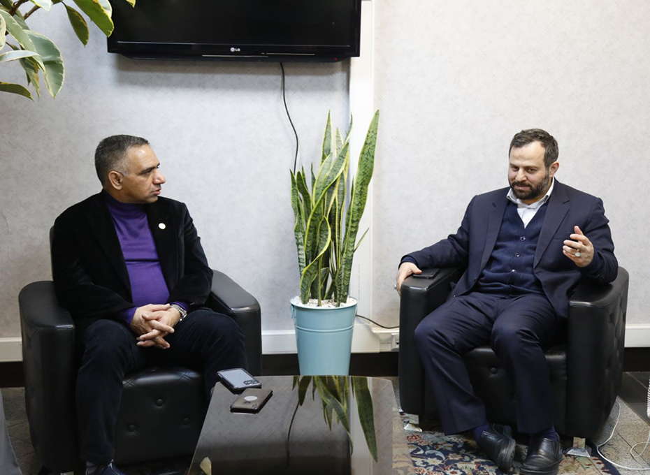  جلسه مشترک وفوق تخصصی مهندس عبدیان رئیس اتاق بازرگانی قزوین بامهدی ضیغمی مدیر واردات خودرو وزارت صنعت،معدن وتجارت کشوردردفتر این مدیر صنعتی برگزارشد.عکس کمکی شماره2