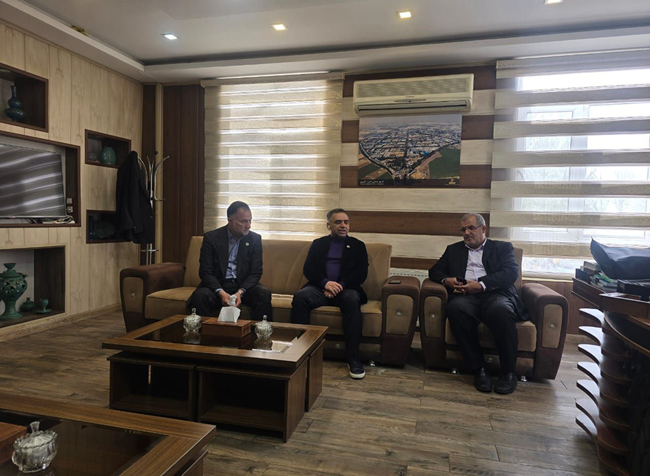 ظهرامروز آقایان مهندس عبدیان رئیس اتاق بازرگانی قزوین وارسلان قاسمی سرپرست  فرمانداری شهرستان  البرز درمحل این فرمانداری دیدارکردند.دراین دیدارنوروزی مشکلات واحدهای تولیدی به ویژه درحوزه انرژی به صورت ویژه بررسی شد.  عکس کمکی شماره1