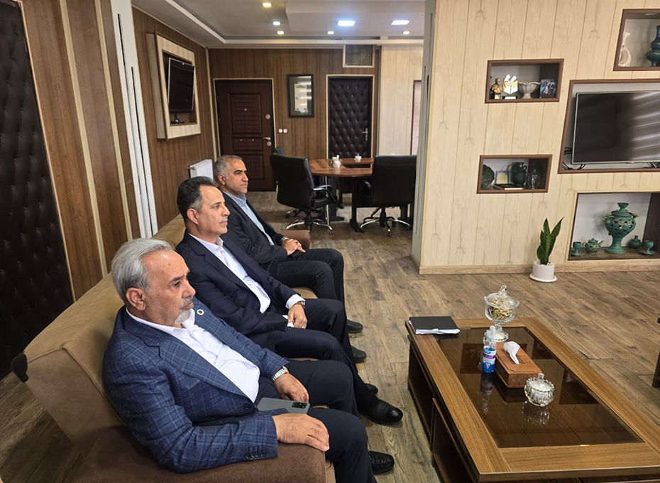 ظهرامروز آقایان مهندس عبدیان رئیس اتاق بازرگانی قزوین وارسلان قاسمی سرپرست  فرمانداری شهرستان  البرز درمحل این فرمانداری دیدارکردند.دراین دیدارنوروزی مشکلات واحدهای تولیدی به ویژه درحوزه انرژی به صورت ویژه بررسی شد.  عکس کمکی شماره3