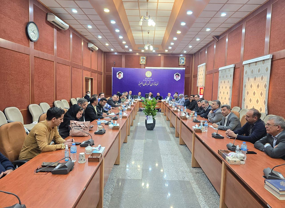 ظهرامروز آقایان مهندس عبدیان رئیس اتاق بازرگانی قزوین وارسلان قاسمی سرپرست  فرمانداری شهرستان  البرز درمحل این فرمانداری دیدارکردند.دراین دیدارنوروزی مشکلات واحدهای تولیدی به ویژه درحوزه انرژی به صورت ویژه بررسی شد.  عکس کمکی شماره5