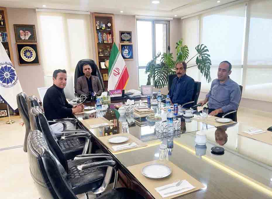  در راستای هم افزائی و آشنایی با حوزه کارکرد اتاق بازرگانی، صنایع، معادن و کشاورزی استان قزوین، نشست کاری مشترکی در محل اتاق بازرگانی، صنایع، معادن و کشاورزی استان با حضور مهندس مهدی عبدیان ، رئیس اتاق بازرگانی قزوین  ،دکترمهرزاد محصص مستشاری رئیس مرکز تحقیقات و آموزش کشاورزی و منابع طبیعی استان ،دکتر  غلامحسن نیکونام" مسئول ارتباط با صنعت مرکز"  و دکتر گمرک چی برگزار شدعکس کمکی شماره1