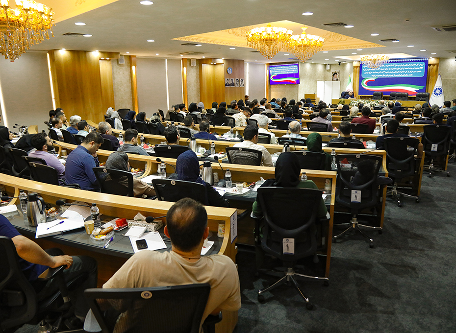 سمینار آموزشی تخصصی «توسعه صادرات استان قزوین با محوریت گروه‌های کالایی »باارائه درسگفتارهای تخصصی مهندس عبدیان رئیس اتاق بازرگانی قزوین واتحادیه صادرکنندگان استان ،  درسالن وکیل التجار برگزار شد.عکس کمکی شماره2