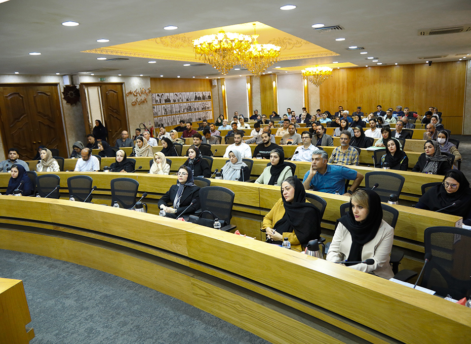 سمینار آموزشی تخصصی «توسعه صادرات استان قزوین با محوریت گروه‌های کالایی »باارائه درسگفتارهای تخصصی مهندس عبدیان رئیس اتاق بازرگانی قزوین واتحادیه صادرکنندگان استان ،  درسالن وکیل التجار برگزار شد.عکس کمکی شماره5