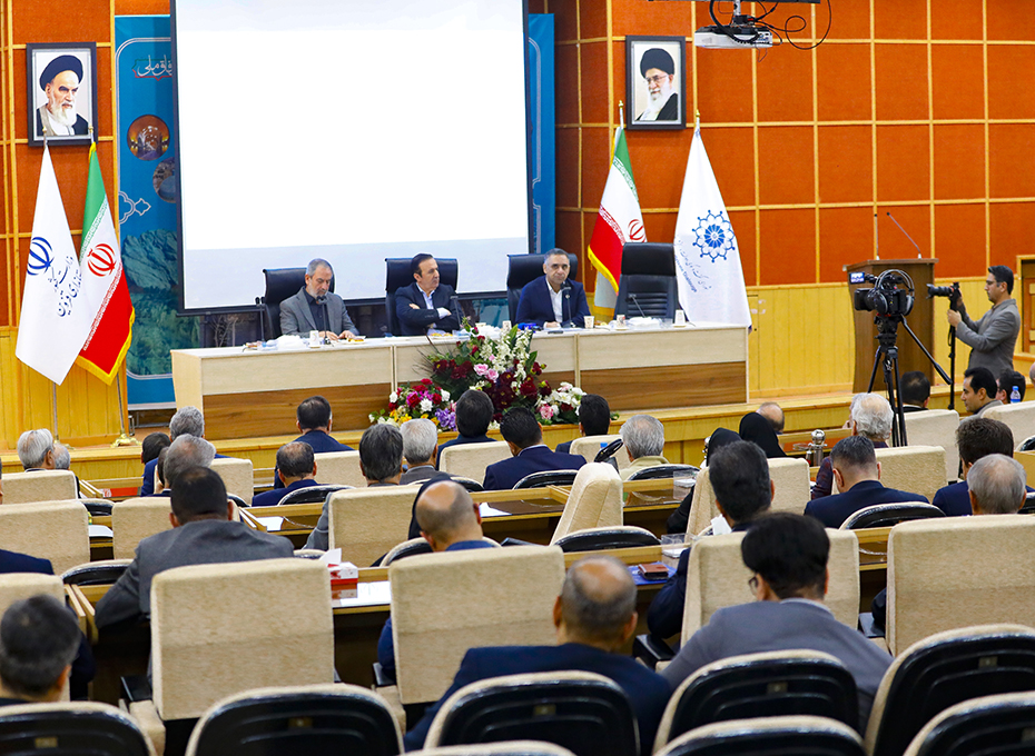 روزشنبه/3آبان ماه 1404/ جلسه ۱۰۷شورای گفت وگوی دولت وبخش خصوصی استان قزوین به ریاست دکترنوذری استاندار و باحضورآقایان مهندس عبدیان رئیس اتاق بازرگانی قزوین ،صفی خانی معاون هماهنگی امور اقتصادی استاندار، مدیران ارشد اقتصادی ، اعضای هیات رئیسه وهیات نمایندگان اتاق ودبیر اجرایی، نمایندگان بخش خصوصی درشورا و اهالی رسانه های استان درسالن اجتماعات استانداری قزوین تشکیل شد.
دراین نشست دوموضوع معافیت عوارض شهرداری برای  واحدهای گردشگری استان قزوین وتعیین وضعیت حق بیمه نصب و راه اندازی ماشین آلات(داخلی و خارجی)موردبررسی قرارگرفت.
بررسی طرح ساخت سالن آمفی تئاتر(کنسرت) توسط شهرداری قزوین
درادامه این نشست آقایان دکتراله وردی ها عضوهیات نمایندگان اتاق بازرگانی قزوین ،دکتر رحمانی رئیس سازمان مدیریت وبرنامه ریزی استان مهندس فدایی فر مدیر سرمایه گذاری شهرداری قزوین ، کشاورزشاهبازمدیر عامل شرکت شهرک‌های  صنعتی استان، طاهرخانی فرماندار قزوین ومدیران تعدادی ازدستگاه های اقتصادی استان وفعالان اقتصادی به ارائه نقطه نظرات خود درخصوص لزوم تقویت تجارت رسمی باافغانستان ،بهره مندی از ظرفیتهای شرکتEMC، تشریح طرح های ساخت سالن آمفی تئاتر(کنسرت) توسط شهرداری قزوین درزمین ۳هکتاری موجود وتعیین شده توسط شهرداری ، استفاده ازظرفیتهای مولدسازی دراجرای طرح سالن  آمفی تئاتر و چگونگی مشارکت بخش خصوصی پرداختند.
دراین جلسه دکترمحمدرضا صفی خانی معاون جدید هماهنگی توسعه منطقه ای واموراقتصادی استاندار قزوین اظهارداشت:انجام مطالعات تخصصی بازارشناسی به ویژه درحوزه کشورهای همسایه و ایجادیک فرمت مشخص برای انعقادتفاهم نامه های تجاری باکشورهای هدف و هیات های تجاری بامحوریت اتاق بازرگانی می توانددرتسهیل تجارت استان موثرباشد.

درخواست معافیت عوارض شهرداری برای  واحدهای گردشگری استان قزوین
دستورجلسه نخست نشست صدو هفتم شورای گفت وگوی دولت وبخش خصوصی استان به معافیت عوارض شهرداری برای  واحدهای گردشگری استان قزوین اختصاص داشت.
دکتر امیر منصف عضو هیات رئیسه و رئیس کمیسیون گردشگری اتاق بازرگانی قزوین دراین خصوص اظهارداشت:براساس مصوبه پیشنهادی وبرای تقویت گردشگری دراستان، ماخواستاراعمال حداکثر ضریب تعدیل در محاسبه عوارضات برای کلیه واحدهای گردشگری در شهرداری های استان برای سال 1404هستیم ، ضمن آن که معافیت از کلیه عوارضات واحدهای گردشگری خصوصا پروژه های سرمایه گذاری در احداث هتل ها و زیرساخت های گردشگری برای شهرداری های استان قزوین در لایحه بودجه 1405 و تصویب آن توسط شورای شهر و کمیته تطبیق فرمانداری با نگاه جذب و حمایت سرمایه گذاری در پروژه های گردشگری استان منجر به تقویت گردشگری دراستن خواهدشد؛ چراکه معافیت این عوارض درسطح کشور 100درصداست؛ اما در استان قزوین حدود 80درصد اعمال می شود.
پیرامون این  دستورجلسه بعدازنظرات کارشناسی آقایان حجت الاسلام حسینی مدیر کل میراث فرهنگی وگردشگری استان ، فلاح صفری نماینده اداره کل دادگستری استان وخانم تقوی رئیس کمیسیون فرهنگی شورای اسلامی شهرقزوین ، مقررشد جهت بررسی بیشترابعاد وزوایای این مصوبه پیشنهادی  ، یک نشست کارشناسی دراسرع وقت  تشکیل شده وموضوع دراولین جلسه اصلی شورای گفت وگوی استان طرح گردد.
تصویب دومصوبه استانی  وملی درخصوص تعیین وضعیت حق بیمه نصب و راه اندازی ماشین آلات( داخلی و خارجی)
تعیین وضعیت حق بیمه نصب و راه اندازی ماشین آلات( داخلی و خارجی) به عنوان دومین وآخرین دستورجلسه امروز ازسوی دکتررضایی مدیر عامل شرکت شهرک صنعتی کاسپین مطرح شد؛ براساس پیشنهادشورای گفت وگو به عنوان مصوبه استانی مقررشد؛ بازرسان شعبه پس درخواست کتبی واحد صنعتی در زمان نصب به صورت حضوری به محل، مراجعه کنند  و در صورت تأیید و مشاهده نصب توسط پرسنل شرکت با توجه به تأییدیه صادرشده از سوی شعبات توسط هیأت ها مورد قبول واقع و از بدهی ناشی از مشمول شدن خرید ماشین آلات کسر گردد؛ همچنین  به عنوان مصوبه ملی تهیه  وتنظیم شده درشورای گفت وگوی دولت وبخش خصوصی استان ،بخشنامه ١١/٣ تنقيح و تلخيص ( سازمان تامين اجتماعي)قسمت هشتم هزينه نصب ماشين آلات در صورت  نصب توسط پرسنل(لیست بیمه) شرکت ، غيرمشمول گردد.دراین خصوص دکترانصاری مدیر  کل سازمان تامین اجتماعی استان ، این رویه را براساس آیین نامه حسابرسی سازمان تامین اجتماعی کشور برشمرد و به همراهی های مستمراداره کل تامین اجتماعی بافعالان اقتصادی اشاره کرد.پس ازطرح نظرات یکی ازفعالان بخش خصوصی وباتاکید استاندار قزوین ، هردموصبه استانی وملی این دستورجلسه درصدو هفتم به تصویب رسید.
