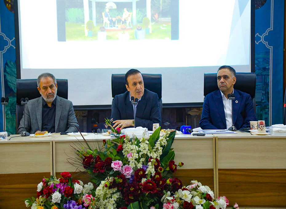 دکتر  محمد نوذری، امروز شنبه /3آبان 1404/در یکصد و هفتمین شورای گفت‌وگوی دولت و بخش خصوصی استان قزوین، اظهار کرد: به تازگی اختیارات دیپلماسی اقتصادی به استان‌ها واگذار شده که ضمن راه‌اندازی دبیرخانه آن در اتاق بازرگانی، هرگونه مراوده و پروتکل‌ در این رابطه بایستی با حضور نماینده وزارت امور خارجه پیگیری شود.
وی در خصوص دستور جلسه نشست صدو هفتم  شورای گفت و گوی دولت و بخش خصوصی استان مبنی بر افزایش مبادلات تجاری با کشور افغانستان، خاطرنشان کرد: این کشور بازار بسیار خوبی برای محصولات تولیدی این استان از جمله شیشه و شوینده‌هاست که در این رابطه بایستی ظرفیت‌های موجود را بررسی کنیم.
رئیس شورای گفت ودولت وبخش خصوصی استان قزوین با اشاره به اینکه کارهای حوزه اقتصادی این روزها براساس چهارچوب و رقابت‌های فشرده جهانی صورت می‌پذیرد، تصریح کرد: همه ما بایستی به دنبال کالاهای مرغوب و با کیفیت باشیم، بنابراین چانه‌زنی و ایجاد رقابت برای رسیدن به این موضوع بسیار مهم است.

استاندار قزوین با بیان اینکه بسیاری از کالاهای تولیدی استان قابلیت عرضه و فروش در بازارهای مختلف از جمله عراق را دارد، ادامه داد: این در حالی است که ما باید ضمن ارتباط مستمر و تنگاتنگ با کشورهای حوزه خلیج فارس، ظرفیت‌های موجود هر ۲ طرف را مورد بررسی قرار دهیم.
مقام ارشد اجرایی استان قزوین در ادامه به طرح ساخت سالن آمفی تئاتر ۱۵۰۰ نفری از سوی شهرداری اشاره کرد و گفت: با همه ملاحظات قانونی در این رابطه موافق هستیم و با توجه به وجود سرمایه گذار، این طرح بایستی مورد بررسی نهایی قرار گیرد.زیبنده شهرقزوین بااین همه ظرفیت‌های فرهنگی این نیست که فاقدیک سالن مجهز و مدرن برای برنامه های فرهنگی وهنری باشد.
رئیس شورای گفت ودولت وبخش خصوصی استان قزوین ادامه داد: متاسفانه برای برگزاری بسیاری از کارهای فرهنگی از جمله کنسرت در قزوین، فضای مورد نیاز را در اختیار نداریم و از این رو بایستی برای رسیدن به نیازهای موجود در این عرصه کاربری‌های متعدد و مختلطی احداث شود.
