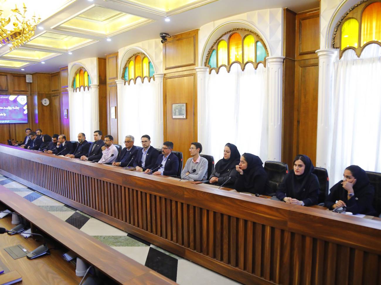 یکشنبه سوم اسفند ماه،نشست  ماهانه همکاران اتاق بازرگانی قزوین باآقای مهندس عبدیان رئیس پارلمان بخش خصوصی استان برگزارشد.عکس کمکی شماره1