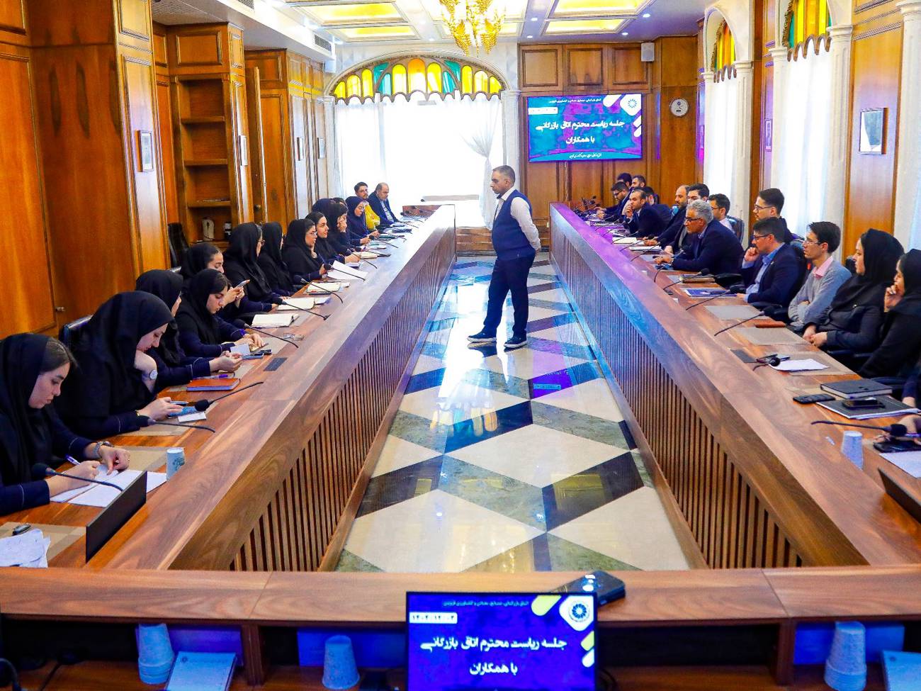 یکشنبه سوم اسفند ماه،نشست  ماهانه همکاران اتاق بازرگانی قزوین باآقای مهندس عبدیان رئیس پارلمان بخش خصوصی استان برگزارشد.عکس کمکی شماره3