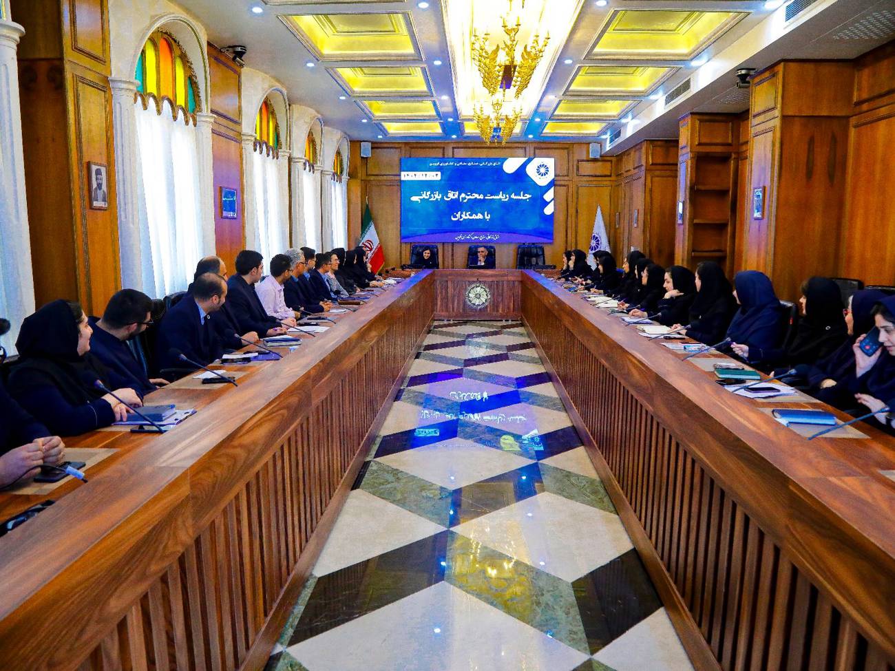 یکشنبه سوم اسفند ماه،نشست  ماهانه همکاران اتاق بازرگانی قزوین باآقای مهندس عبدیان رئیس پارلمان بخش خصوصی استان برگزارشد.عکس کمکی شماره6