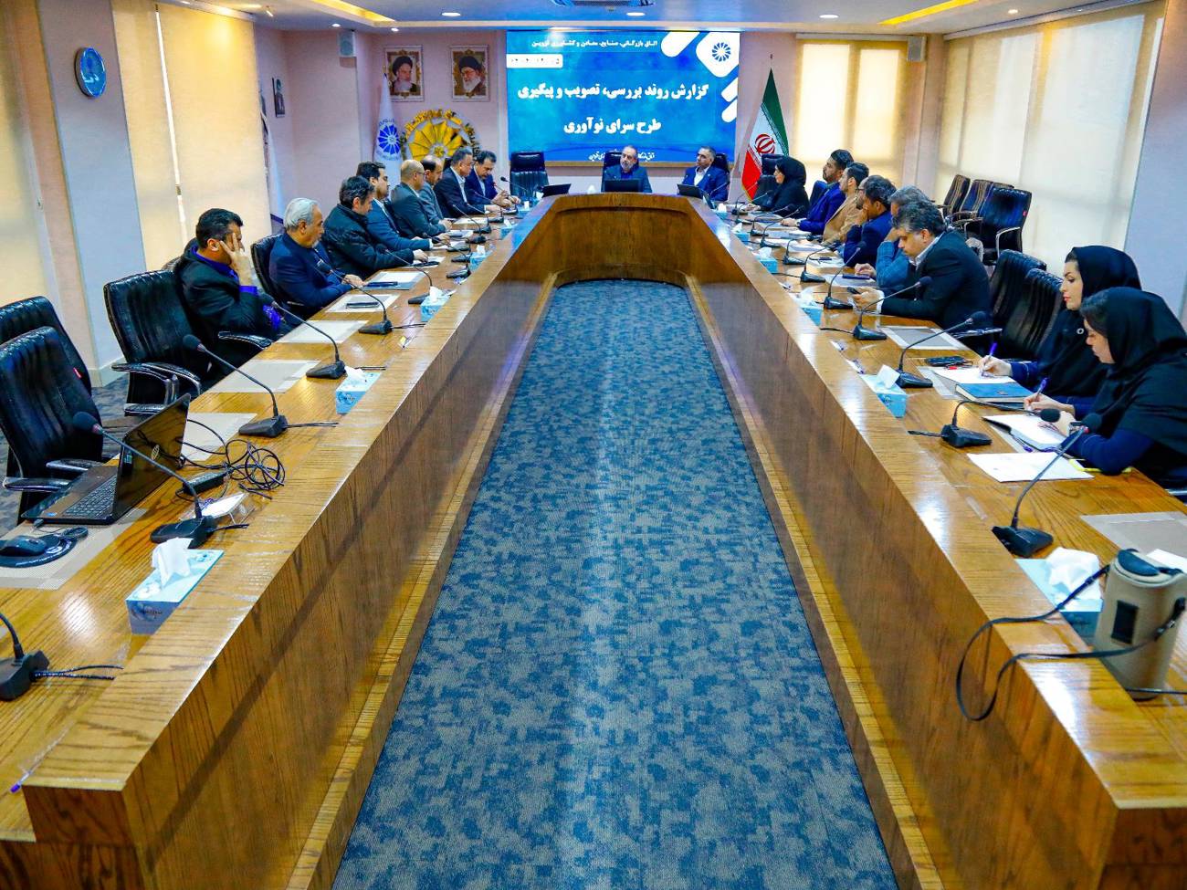 عصرامروز سه شنبه ،نشست هم‌اندیشی طرح سرای نوآوری با حضور جمعی از مدیران ارشد استانی، فعالان بخش خصوصی و نمایندگان جامعه دانشگاهی در استان قزوین برگزار شد.عکس کمکی شماره1