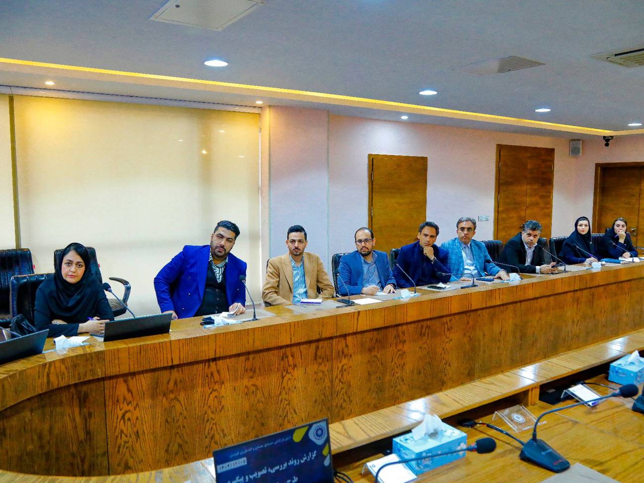 عصرامروز سه شنبه ،نشست هم‌اندیشی طرح سرای نوآوری با حضور جمعی از مدیران ارشد استانی، فعالان بخش خصوصی و نمایندگان جامعه دانشگاهی در استان قزوین برگزار شد.عکس کمکی شماره5