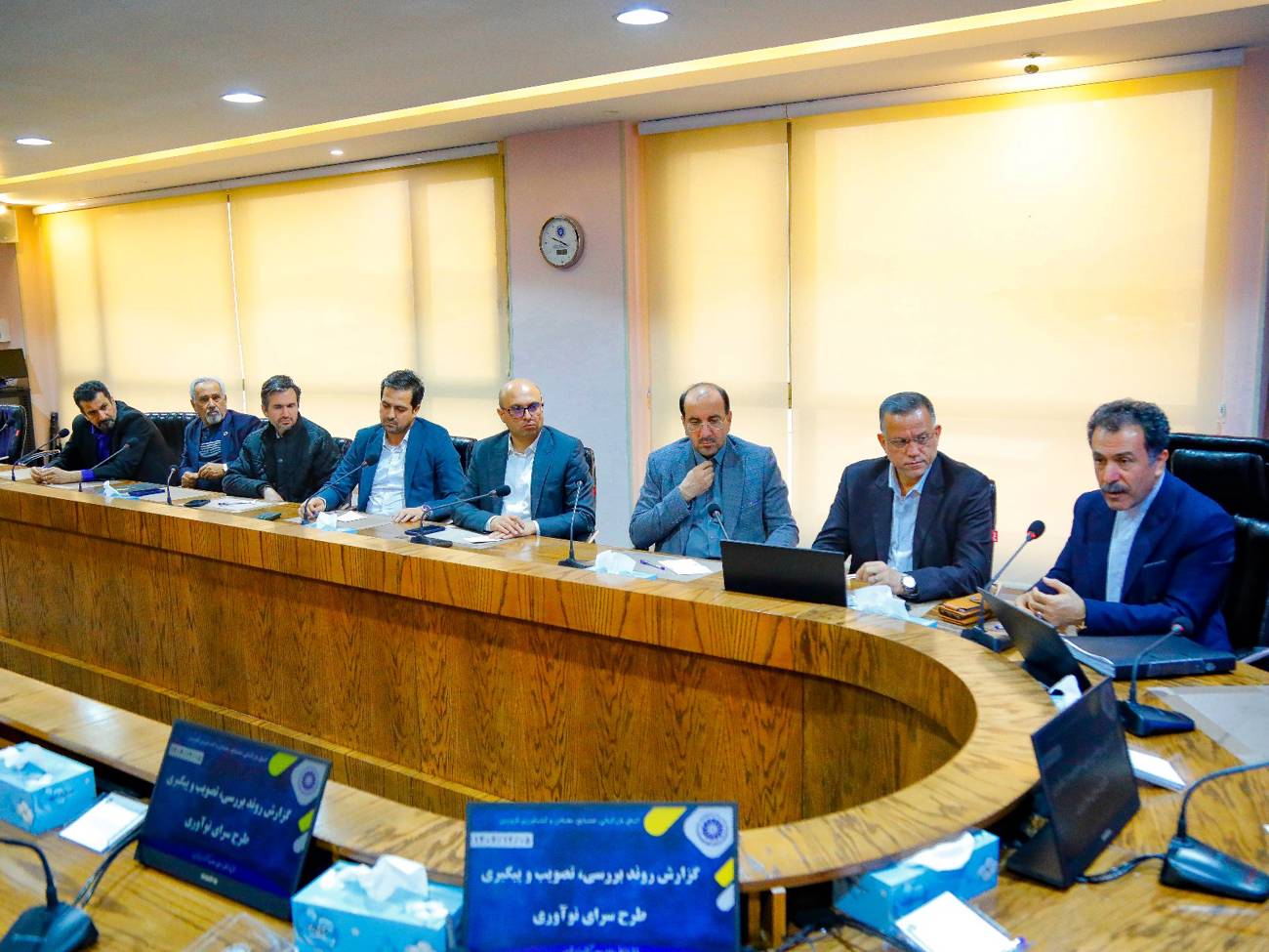 عصرامروز سه شنبه ،نشست هم‌اندیشی طرح سرای نوآوری با حضور جمعی از مدیران ارشد استانی، فعالان بخش خصوصی و نمایندگان جامعه دانشگاهی در استان قزوین برگزار شد.عکس کمکی شماره6