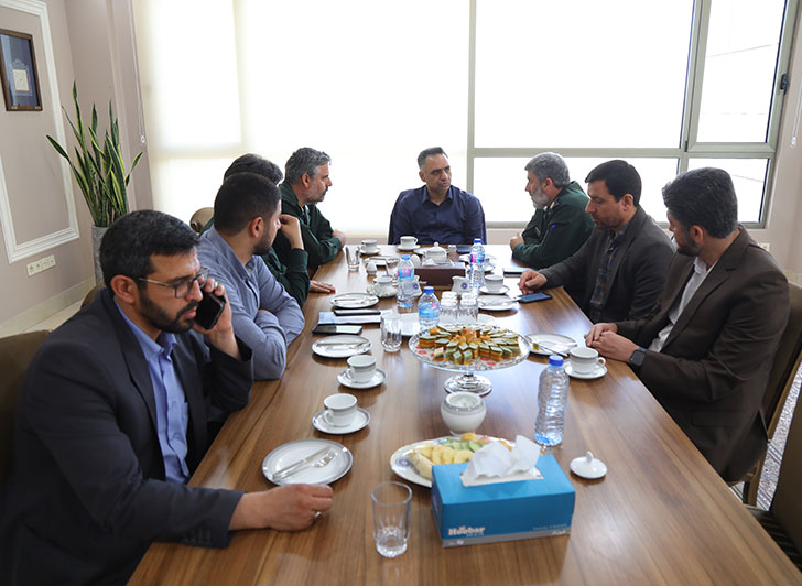 سرهنگ طاهرخانی جانشین سپاه صاحب الامر (عج) استان قزوین ،برین معاون هماهنگ کننده  به همراه  معاون اجرایی  و مدیر حوزه ریاست سپاه استان  با مهندس عبدیان ریاست اتاق بازرگانی ، صنایع ، معادن و کشاورزی قزوین واحمدی مشاور و معاون اجرایی اتاق دیدار و گفت وگوکردند.عکس کمکی شماره1
