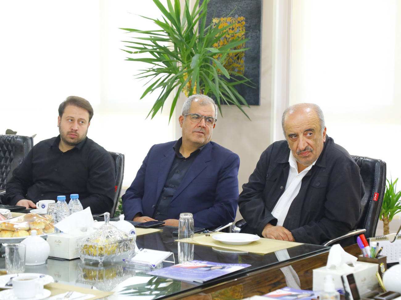 جلسه هماهنگی بازدید مدیران ارشد اقتصادی و اجرایی استان از موکب برپاشده وداع با رهبرشهید انقلاب اسلامی توسط  فعالان اقتصادیعکس کمکی شماره4