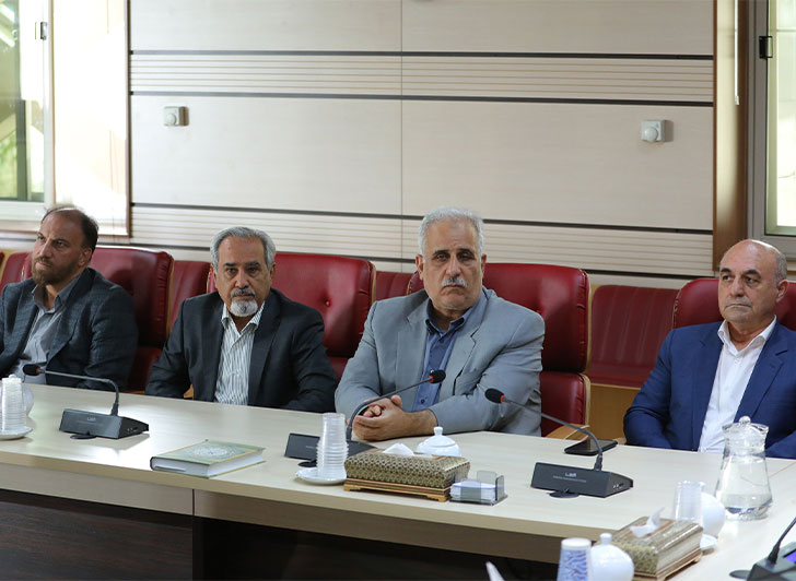 نشست صمیمانه هیات رئیسه وهیات نمایندگان اتاق بازرگانی قزوین بادکتر سید مهدی اعلایی استاندارقزوین برگزارشد.
دراین جلسه که باحضورمهندس عبدیان رئیس و اکثریت نمایندگان پارلمان بخش خصوصی استان درسالن اجتماعات استانداری قزوین تشکیل شد، استاندارقزوین برنقش بی بدیل اتاق بازرگانی در رونق اقتصاداستان تاکید کرد.
عکس کمکی شماره1