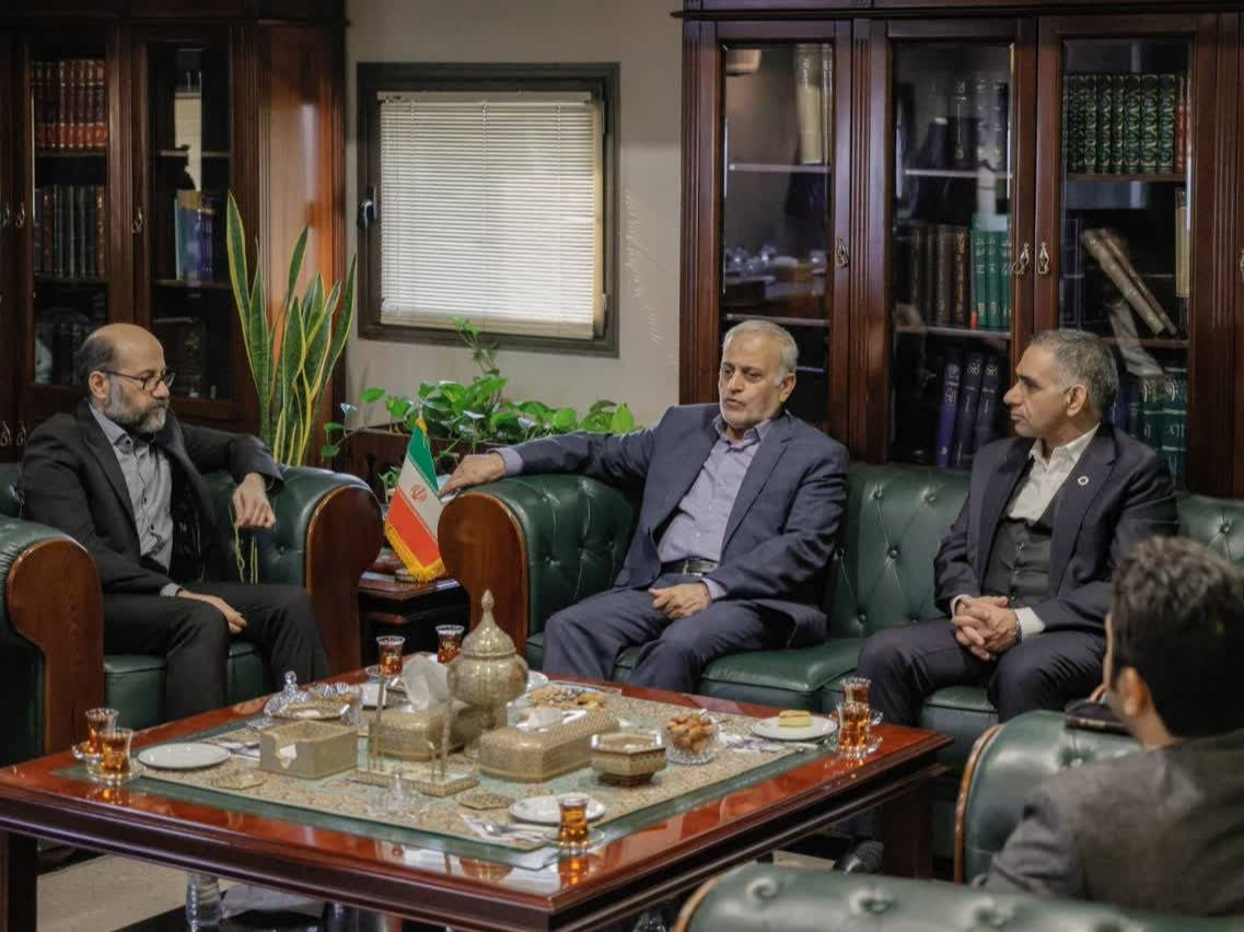 بخش خصوصی استان، درانتشارنفیس‌ترین قرآن خوشنویسی شده موجوددرجهان مشارکت می کندعکس کمکی شماره2
