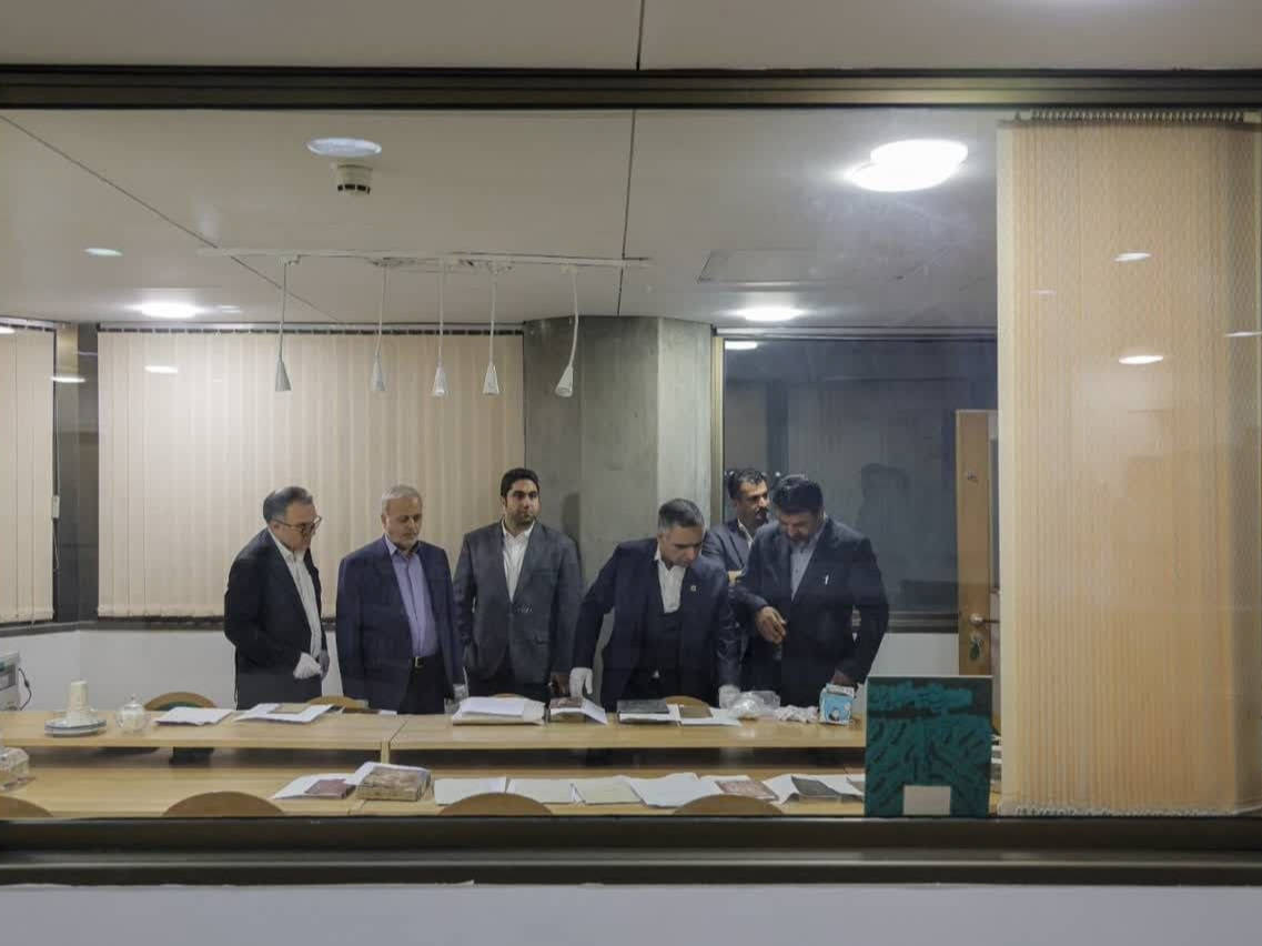بخش خصوصی استان، درانتشارنفیس‌ترین قرآن خوشنویسی شده موجوددرجهان مشارکت می کندعکس کمکی شماره6
