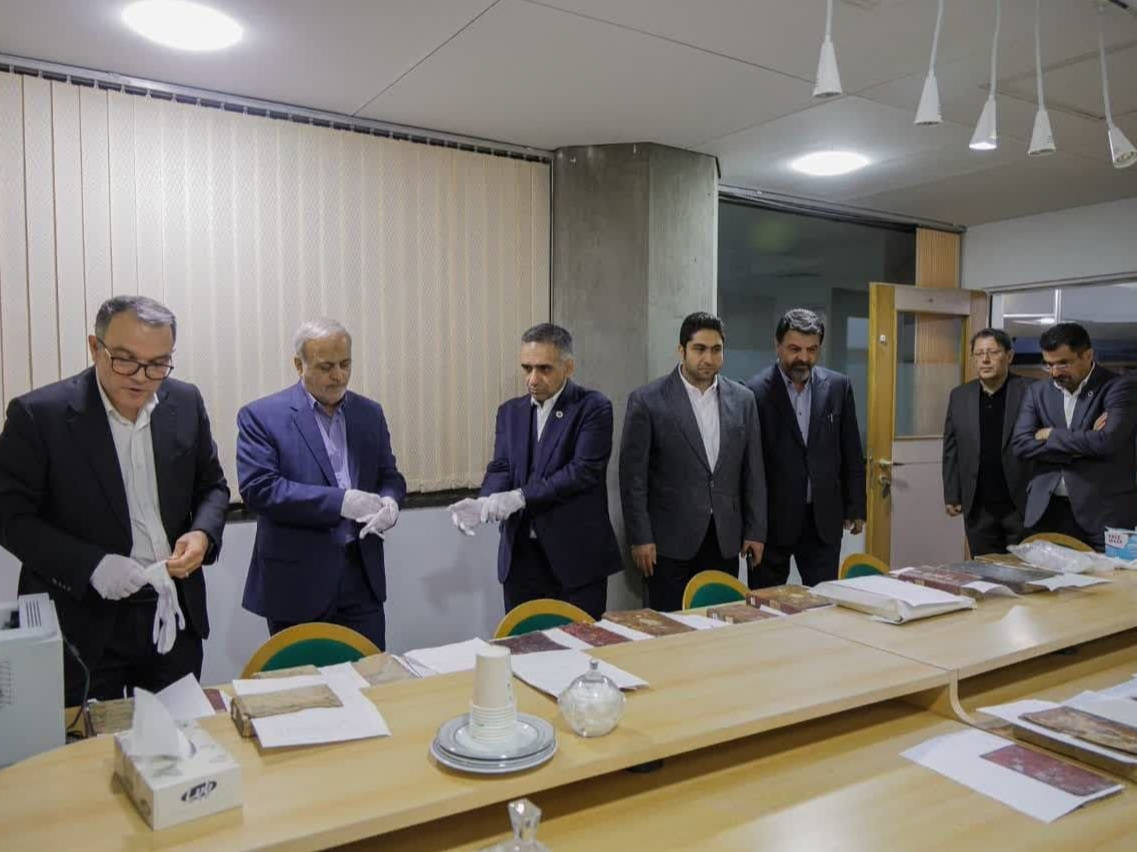 بخش خصوصی استان، درانتشارنفیس‌ترین قرآن خوشنویسی شده موجوددرجهان مشارکت می کندعکس کمکی شماره7