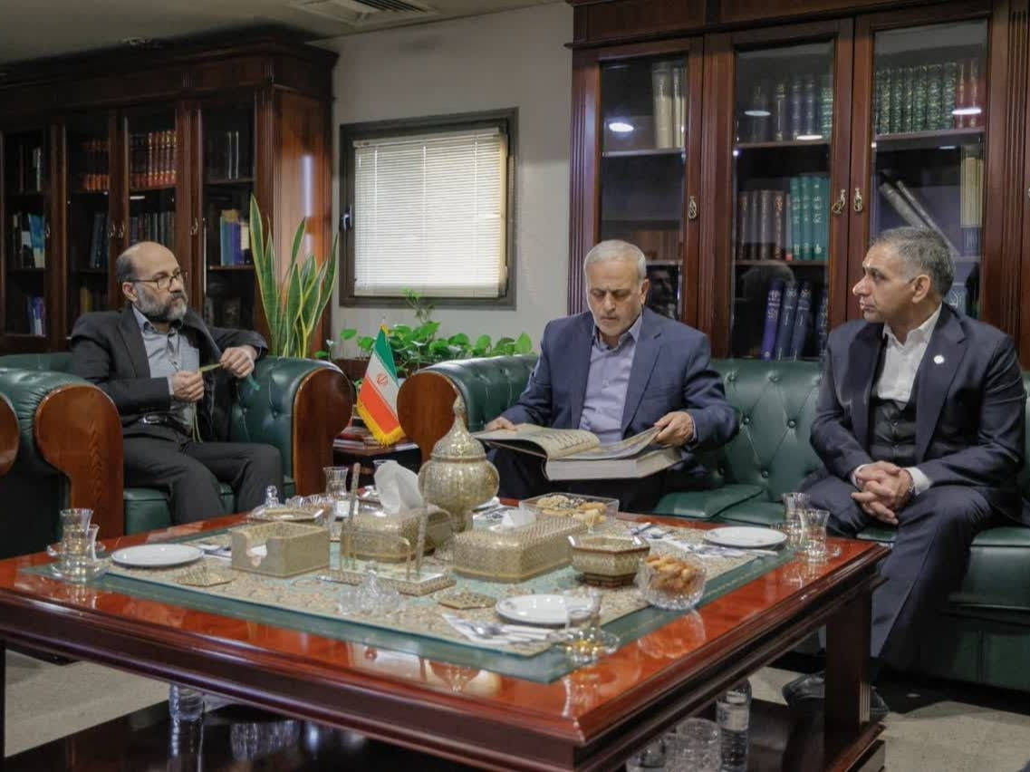 بخش خصوصی استان، درانتشارنفیس‌ترین قرآن خوشنویسی شده موجوددرجهان مشارکت می کندعکس کمکی شماره8