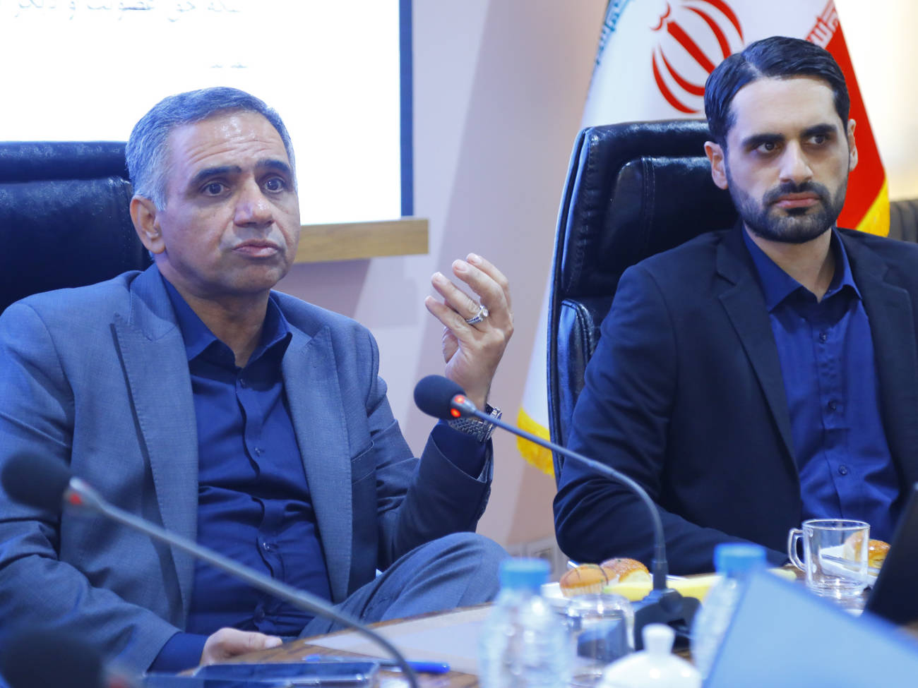 مجمع عمومی مؤسسین انجمن صنایع نساجی استان قزوین در محل سالن جلسات اتاق بازرگانی قزوین و با حضورآقایان  مهدی عبدیان رئیس اتاق بازرگانی قزوین ،دکترکامران لشگری، مدیرکل صنعت، معدن و تجارت استان قزوین و معاونین این سازمان، ، سید ماهان میر شفیعی نماینده اتاق بازرگانی ایران و جمعی از فعالان برجسته این صنعت برگزار شد.عکس کمکی شماره2