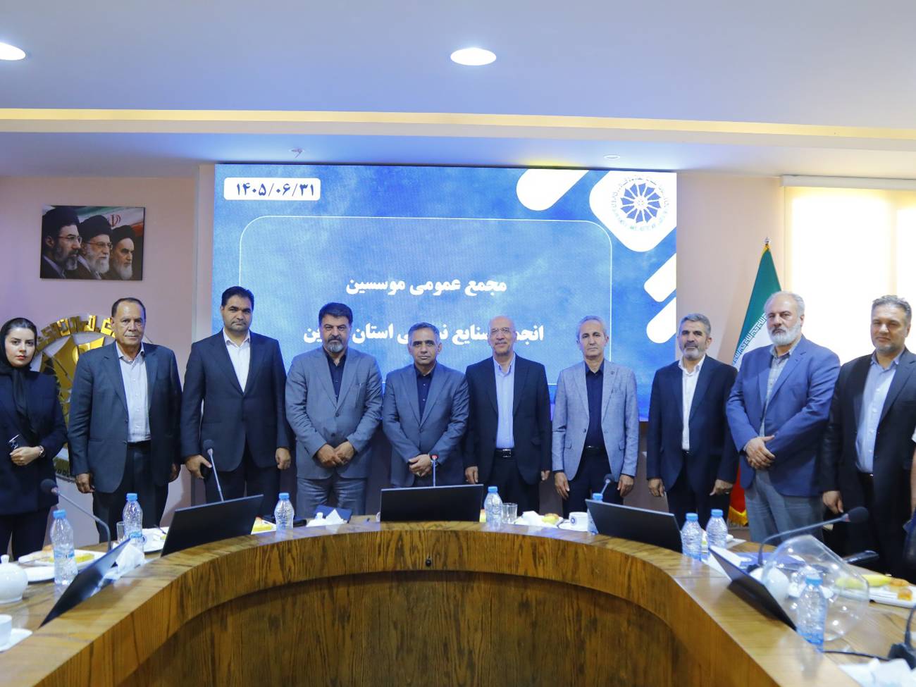 مجمع عمومی مؤسسین انجمن صنایع نساجی استان قزوین در محل سالن جلسات اتاق بازرگانی قزوین و با حضورآقایان  مهدی عبدیان رئیس اتاق بازرگانی قزوین ،دکترکامران لشگری، مدیرکل صنعت، معدن و تجارت استان قزوین و معاونین این سازمان، ، سید ماهان میر شفیعی نماینده اتاق بازرگانی ایران و جمعی از فعالان برجسته این صنعت برگزار شد.عکس کمکی شماره4