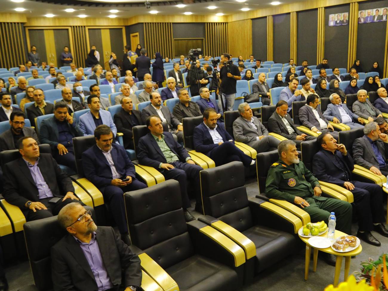 آیین تجلیل ازصادرکنندگان نمونه ملی استان قزوین وصادرکنندگان نمونه استانی سال 1404برگزارشدعکس کمکی شماره2