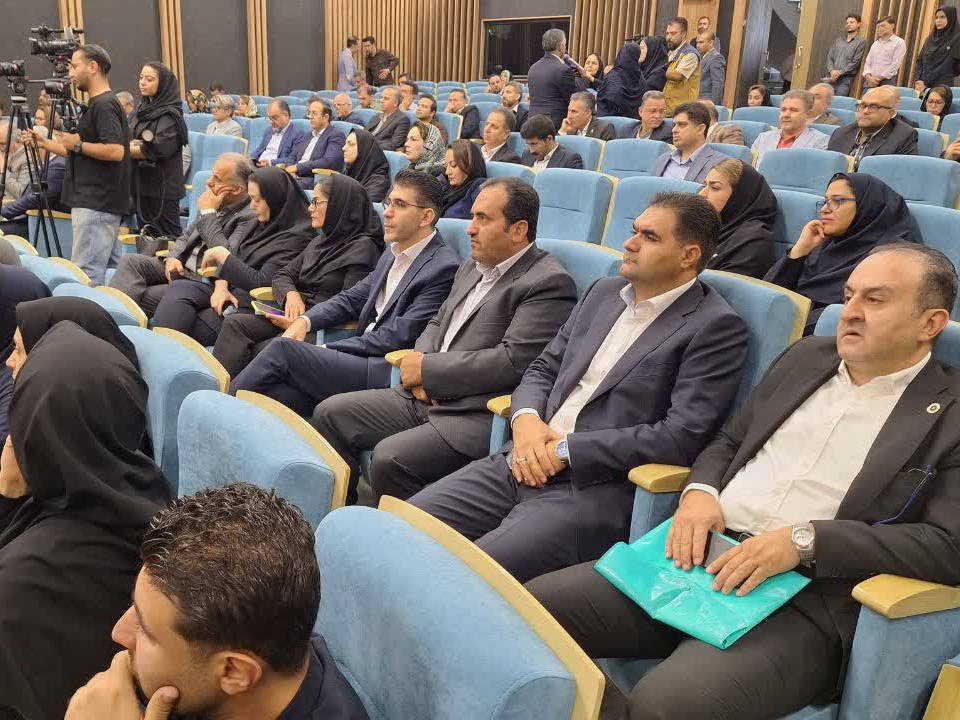 آیین تجلیل ازصادرکنندگان نمونه ملی استان قزوین وصادرکنندگان نمونه استانی سال 1404برگزارشدعکس کمکی شماره3