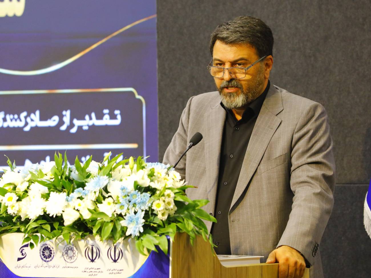 آیین تجلیل ازصادرکنندگان نمونه ملی استان قزوین وصادرکنندگان نمونه استانی سال 1404برگزارشدعکس کمکی شماره5
