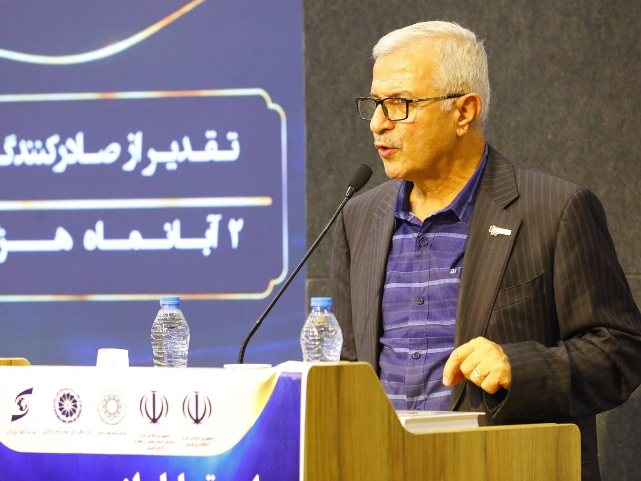 آیین تجلیل ازصادرکنندگان نمونه ملی استان قزوین وصادرکنندگان نمونه استانی سال 1404برگزارشدعکس کمکی شماره6