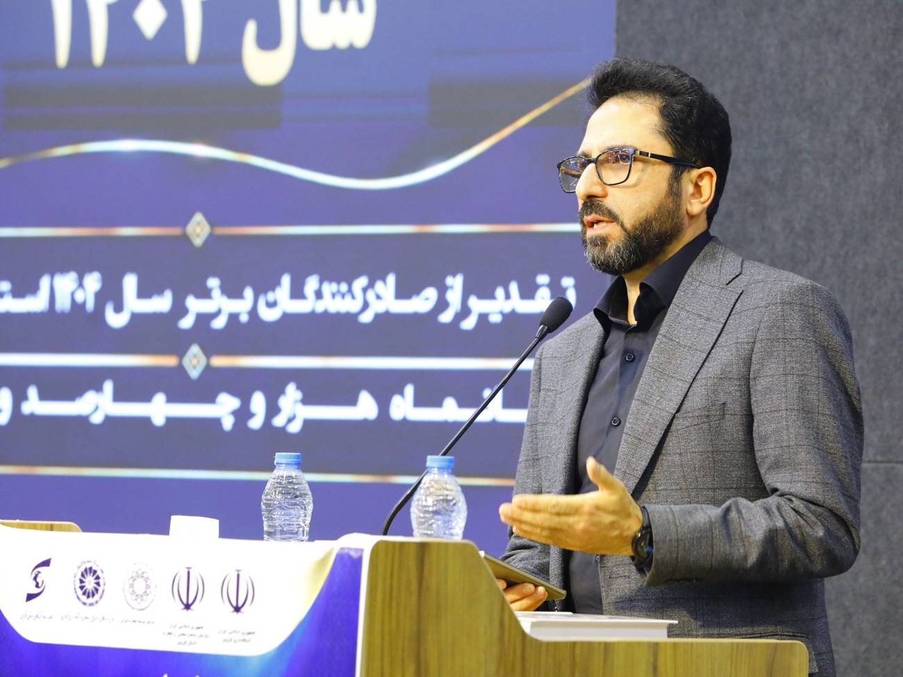 آیین تجلیل ازصادرکنندگان نمونه ملی استان قزوین وصادرکنندگان نمونه استانی سال 1404برگزارشدعکس کمکی شماره7
