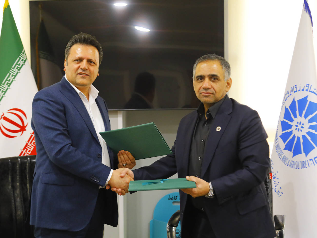  درنشست رئیس اتاق بازرگانی با معاون مدیرعامل بانک کارآفرین کشور بررسی شد؛