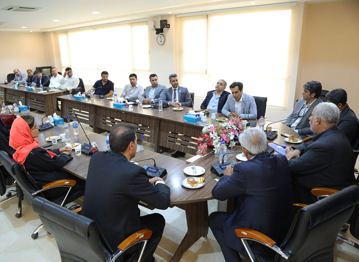 🔷عصرچهارشنبه درنشستی به ریاست آقای مهندس  آهنگریان نائب رئیس اتاق بازرگانی و باحضور آقایان مهندس پازوکی خزانه دار وعضوهیات رئیسه و دکتر احمدی معاون اجرایی و مشاوررئیس اتاق قزوین ،جمعی ازمدیران  وتولیدکنندگان کشوری عضو گروه  meetups به منظورشبکه سازی حرفه ای درراستای انتقال تجارب مدیریتی کاربردی و تولید ارزش  درپارلمان بخش خصوصی استان حضور یافتند.عکس کمکی شماره1