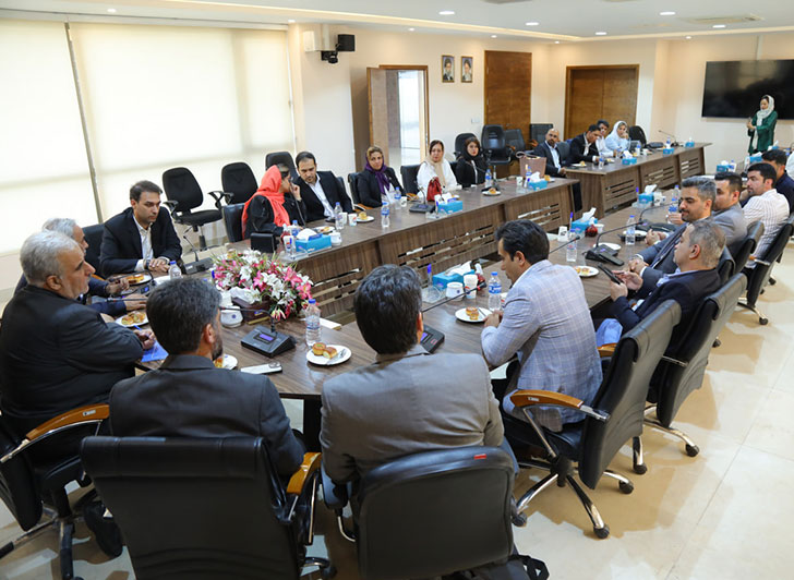 🔷عصرچهارشنبه درنشستی به ریاست آقای مهندس  آهنگریان نائب رئیس اتاق بازرگانی و باحضور آقایان مهندس پازوکی خزانه دار وعضوهیات رئیسه و دکتر احمدی معاون اجرایی و مشاوررئیس اتاق قزوین ،جمعی ازمدیران  وتولیدکنندگان کشوری عضو گروه  meetups به منظورشبکه سازی حرفه ای درراستای انتقال تجارب مدیریتی کاربردی و تولید ارزش  درپارلمان بخش خصوصی استان حضور یافتند.عکس کمکی شماره2